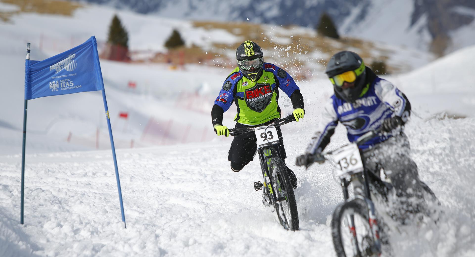 Sfida ad alta velocità a La Winter DH 2020 con le porte da slalom gigante a delimitare il percorso (Credits: Photo Team)